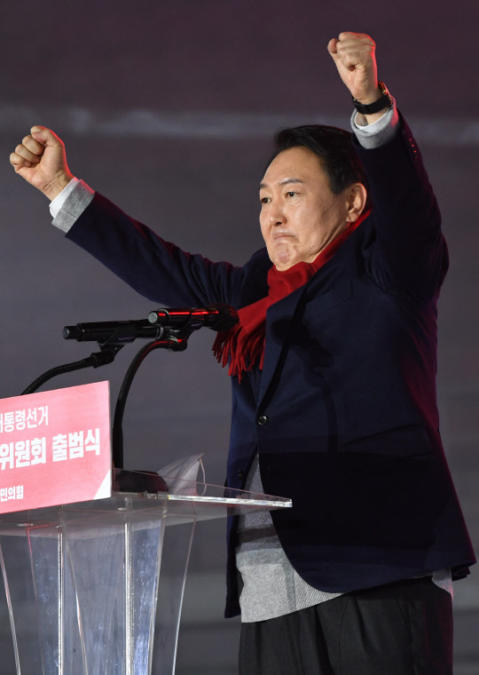 윤석열 국민의힘 대선 후보가 6일 오후 서울 송파구 올림픽 공원 KSPO돔에서 열린 중앙선거대책위원회 출범식에서 후보 연설을 마친 뒤 양팔을 들어 올리고 있다.<국회사진기자단·연합뉴스>